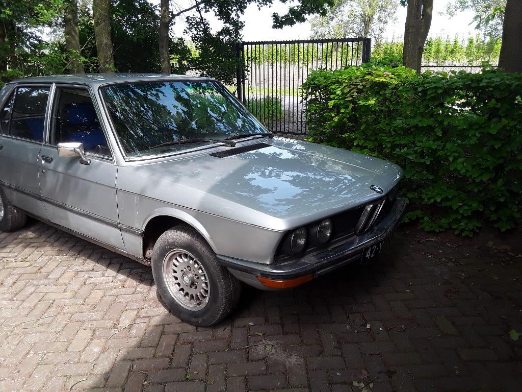 BMW e12 520/4 voor restauratie of onderdelen, Ophalen, Gebruikt, BMW, Motorkap