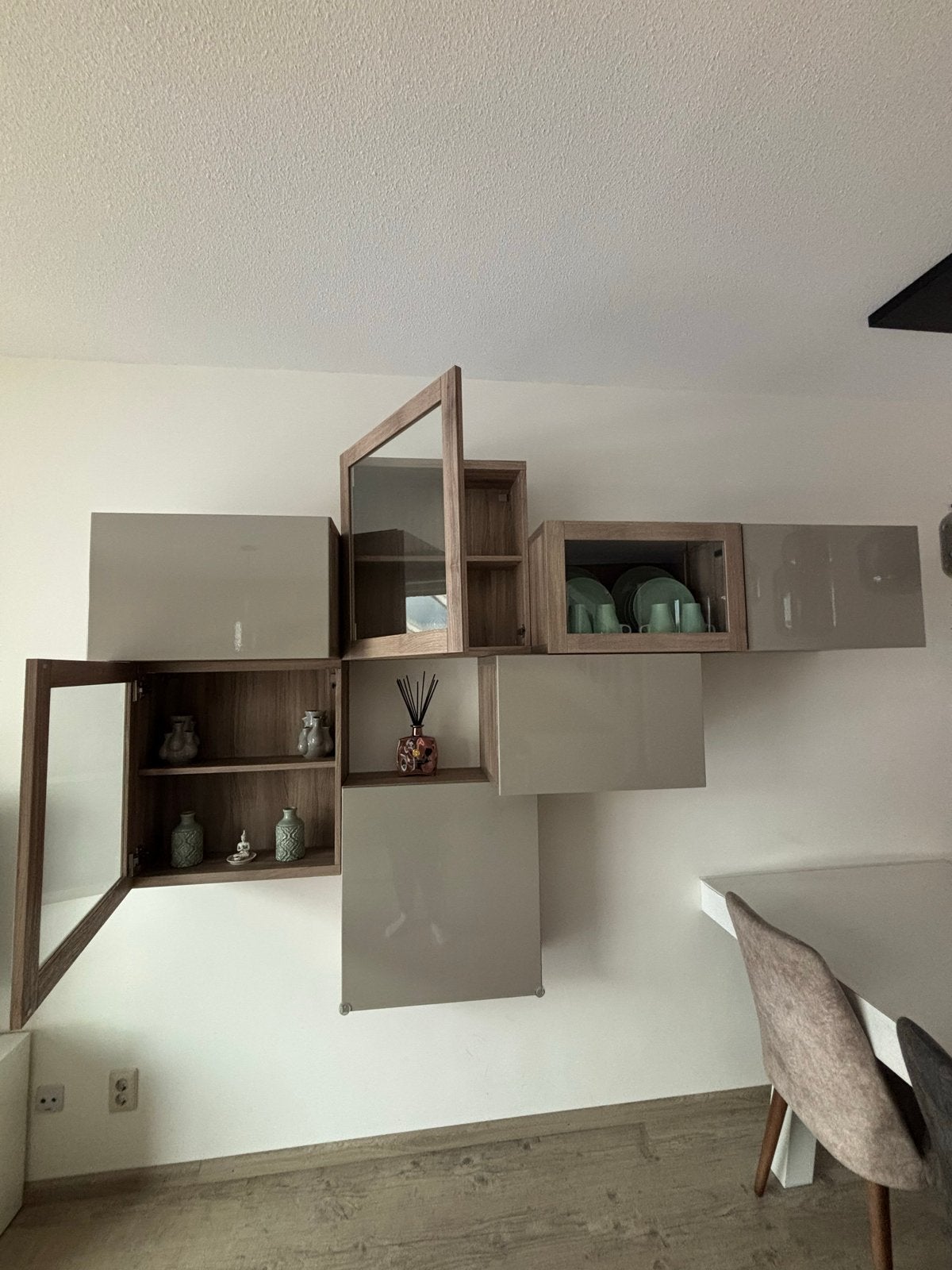 Moderne wandkasten set met glazen deuren, Huis en Inrichting, Kasten | Wandmeubels, Ophalen, Gebruikt, 100 tot 150 cm, 25 tot 50 cm