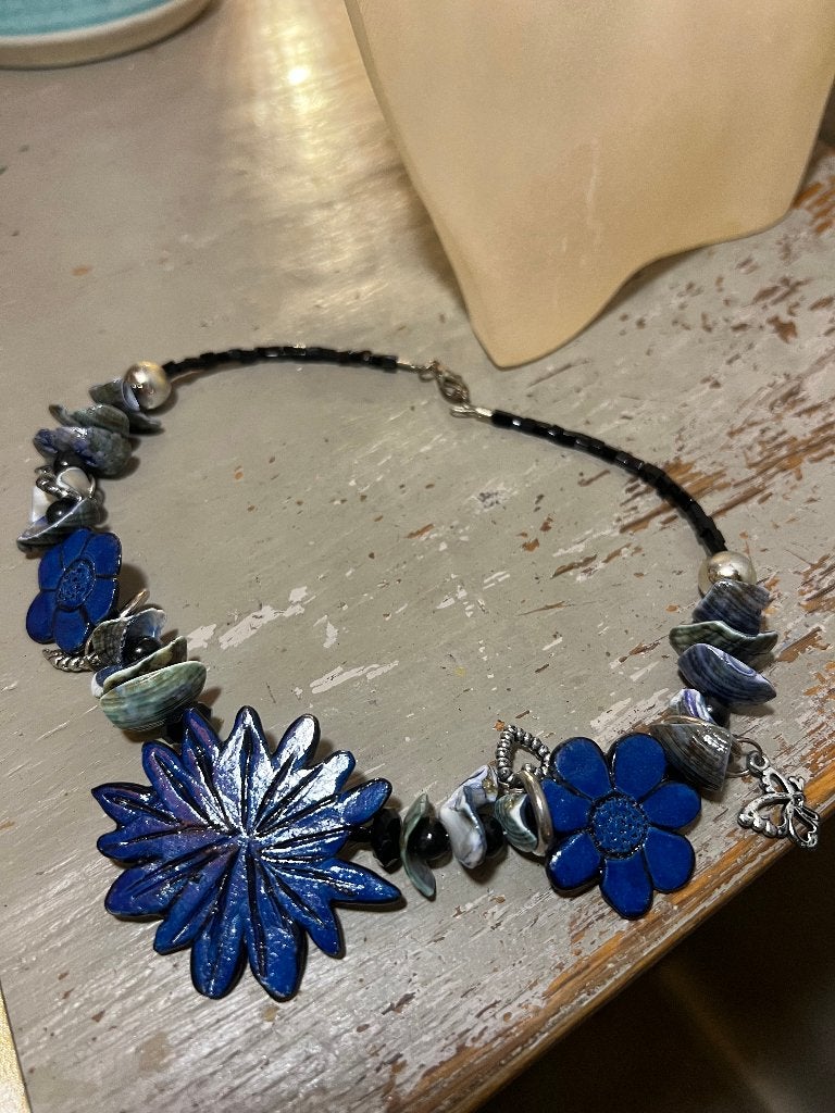 Vintage design gitten keramiek ketting blauwe bloem collier, Blauw, Ophalen of Verzenden, Zo goed als nieuw, Overige materialen
