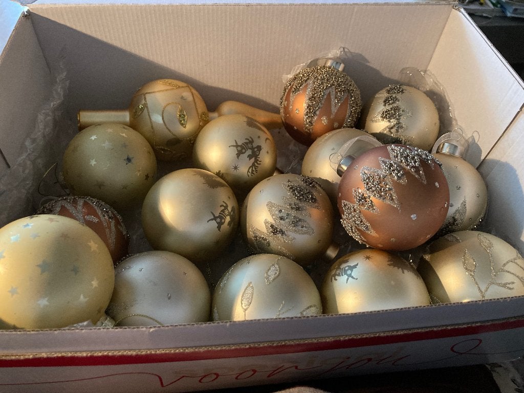 Doos met kerstballen, Ophalen, Zo goed als nieuw