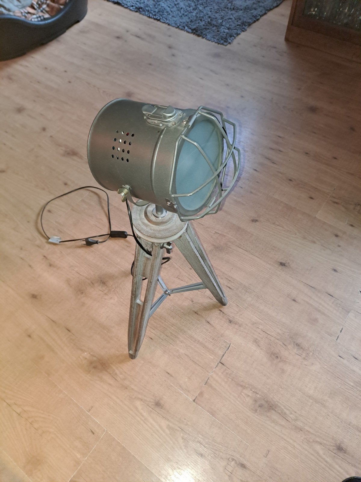 Industriële Spotlamp op Statief - Vintage Stijl, Huis en Inrichting, Lampen | Vloerlampen, Ophalen of Verzenden, Zo goed als nieuw