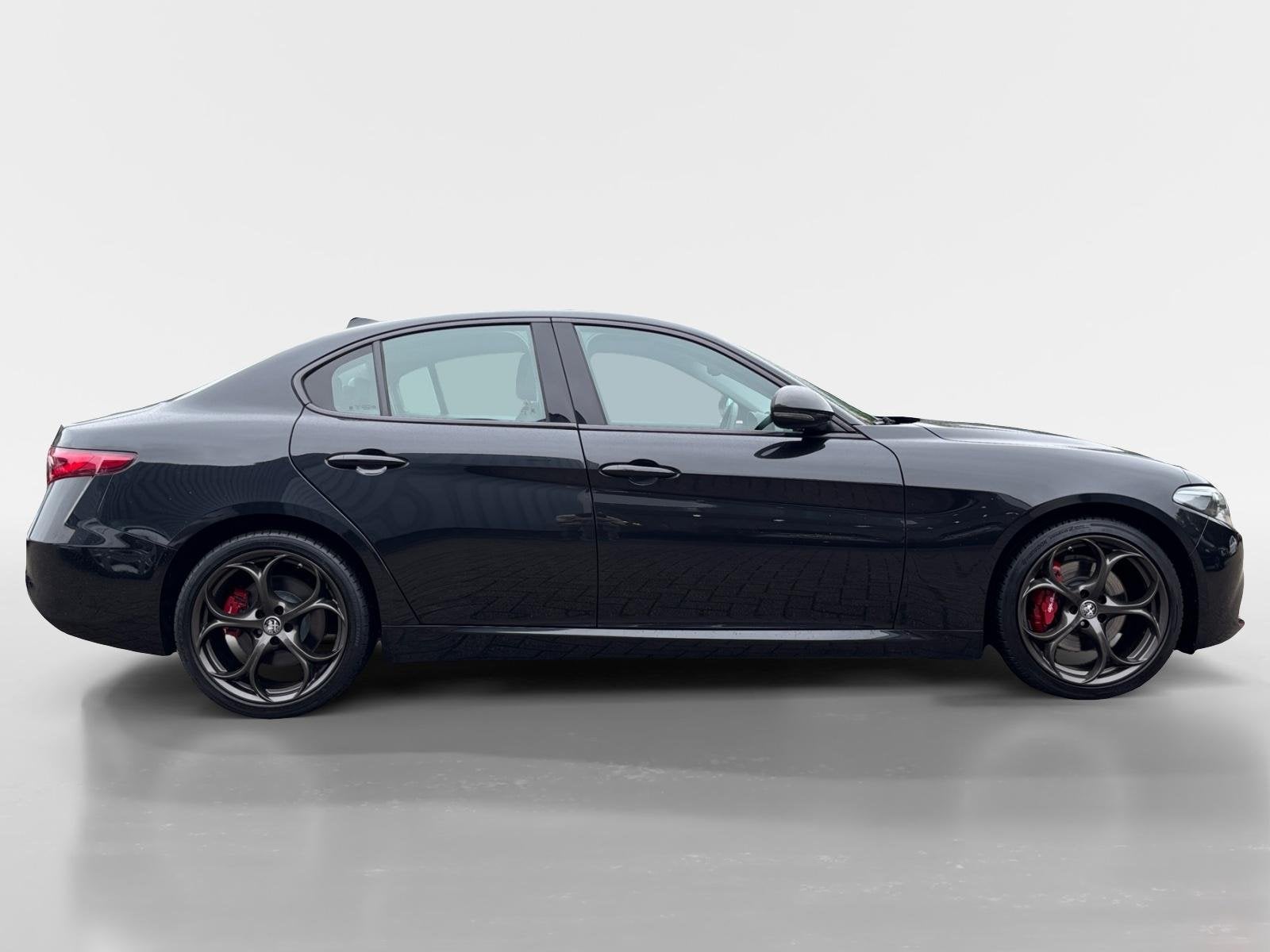Alfa Romeo Giulia 2.0T B-Tech | 200PK | 19 INCH | AD.CRUISE, Automaat, 4 cilinders, Zwart, Bedrijf