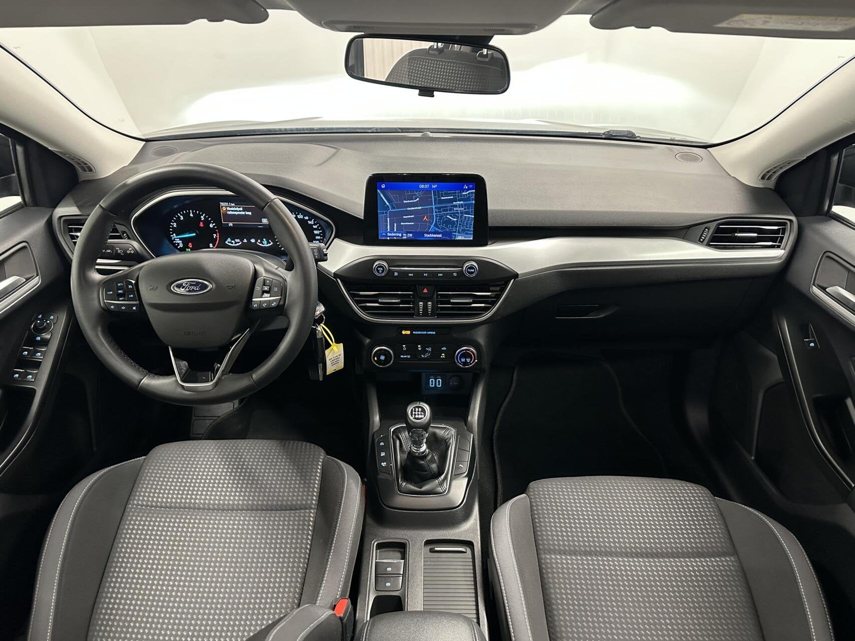 Ford Focus 1.0 EcoBoost Hybrid Trend Edition Business CAMERA, Auto's, Stof, Gebruikt, Met garantie (alle), Zwart