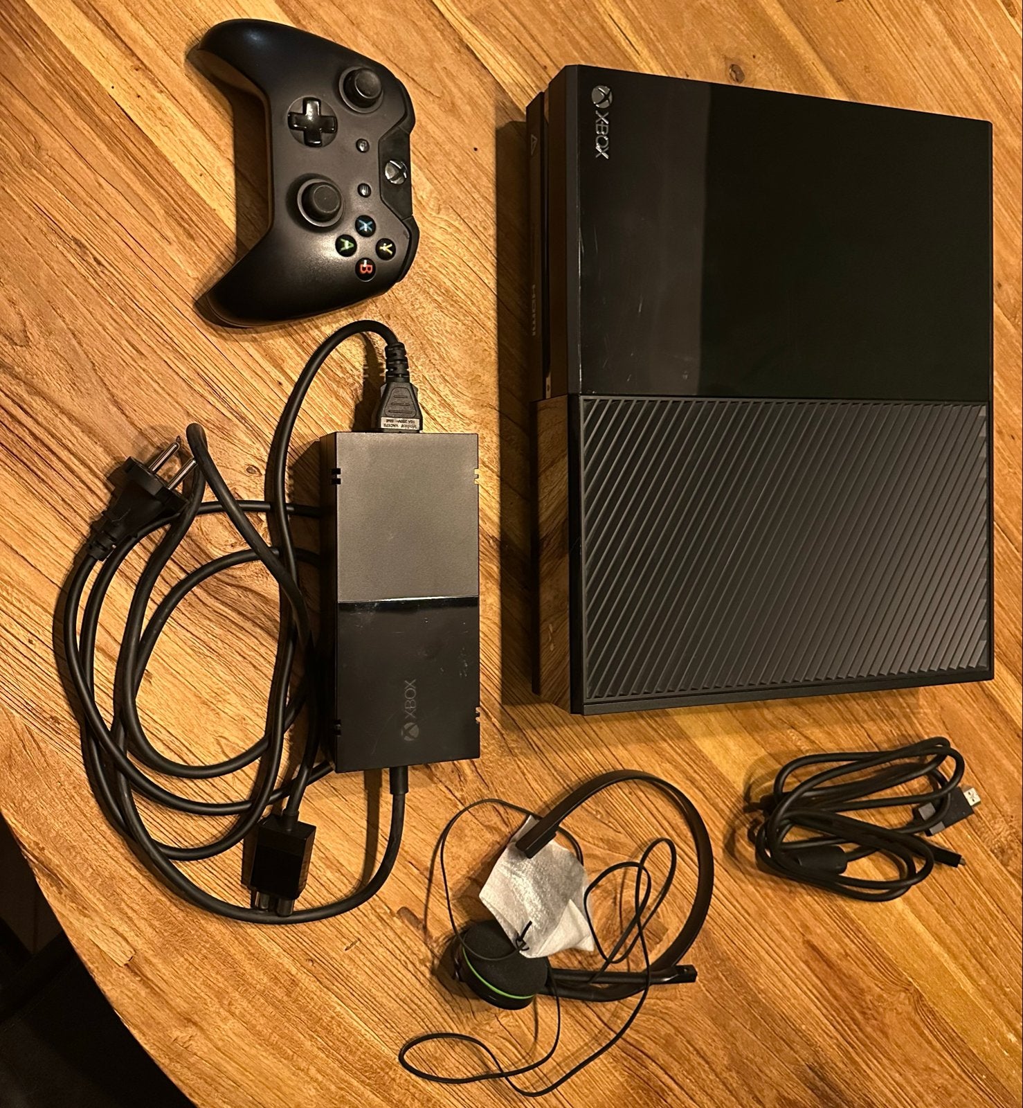 Xbox One met controller en accessoires, evt. met horizon 4, Spelcomputers en Games, Ophalen of Verzenden, Zo goed als nieuw, Met 1 controller