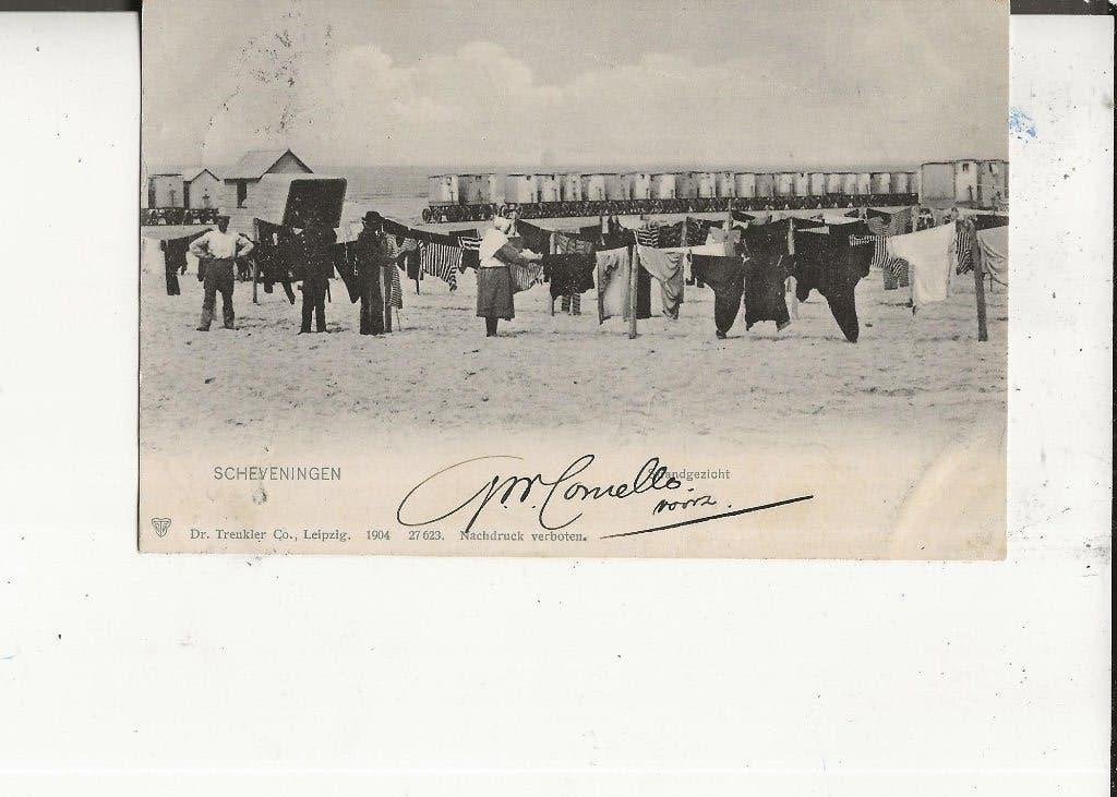 Scheveningen Wasvrouwen hangen de was te drogen met politie, Ophalen of Verzenden, Voor 1920, Gelopen, Zuid-Holland
