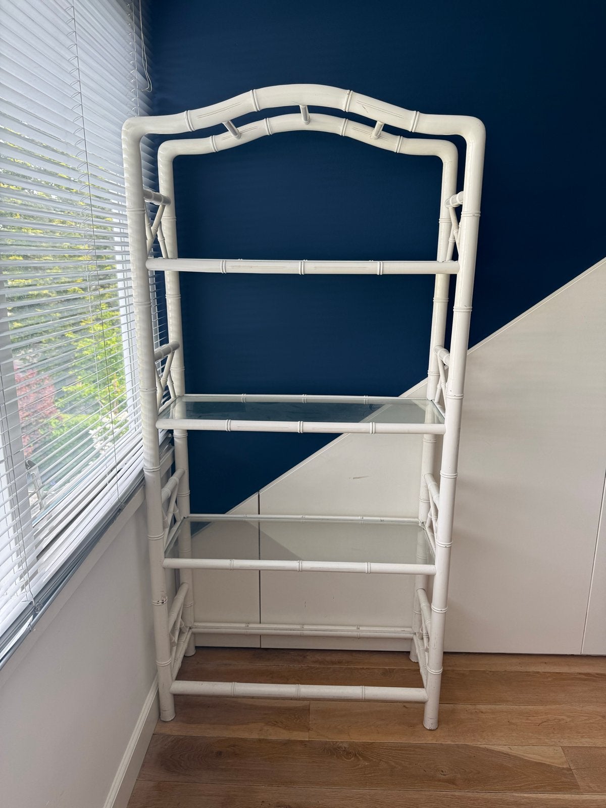 Vintage Manou Bamboe kast wit gelakt - Glazen plankje kapot, Ophalen, Met plank(en), Gebruikt, 100 tot 150 cm