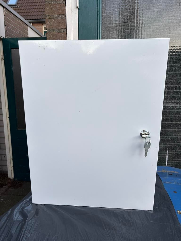 Witte metalen kast met sleutel, wandkastje, Ophalen, Gebruikt