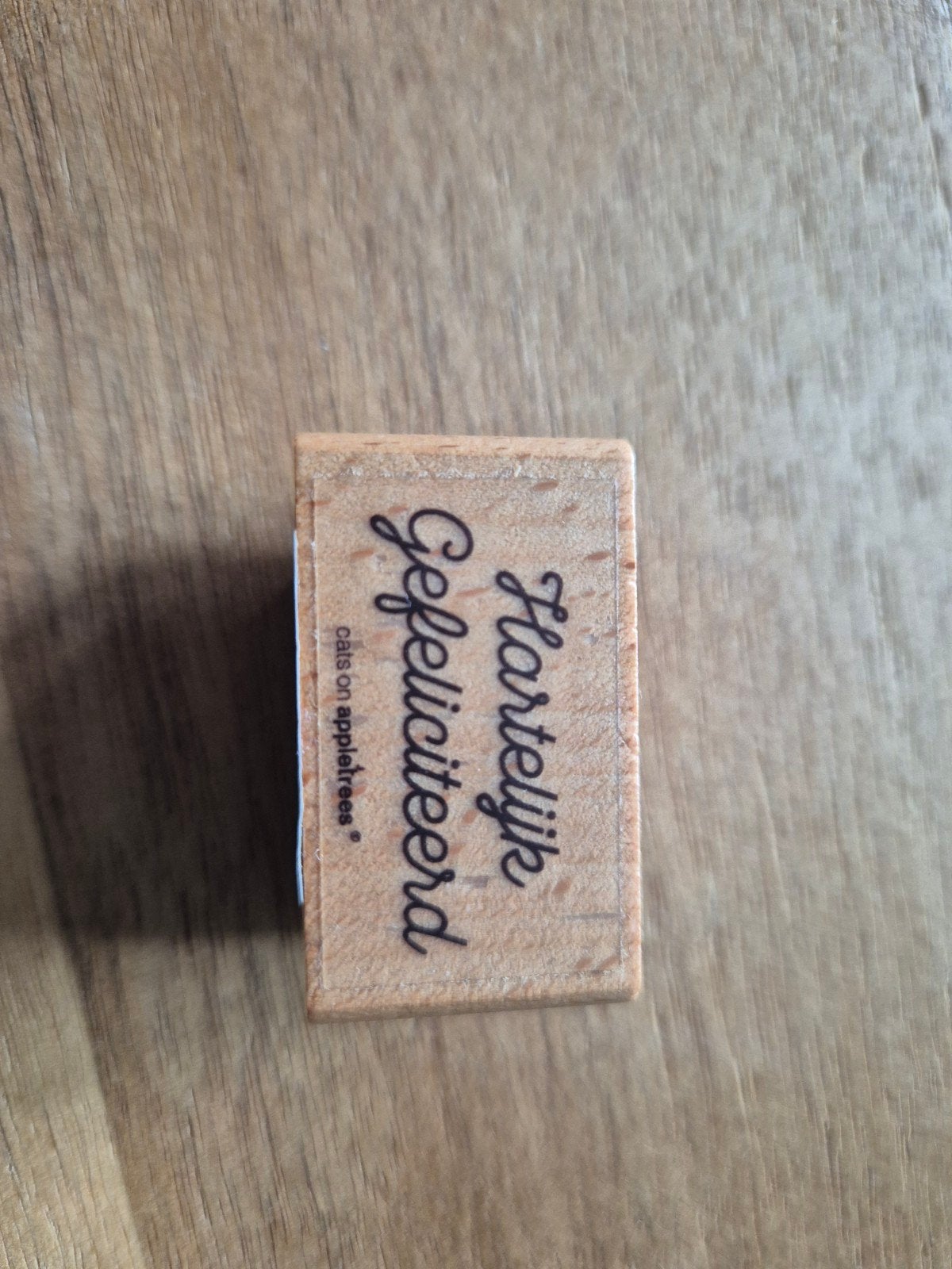 Stempel cats on appletrees hartelijk gefeliciteerd nieuw, Hobby en Vrije tijd, Ophalen of Verzenden, Nieuw