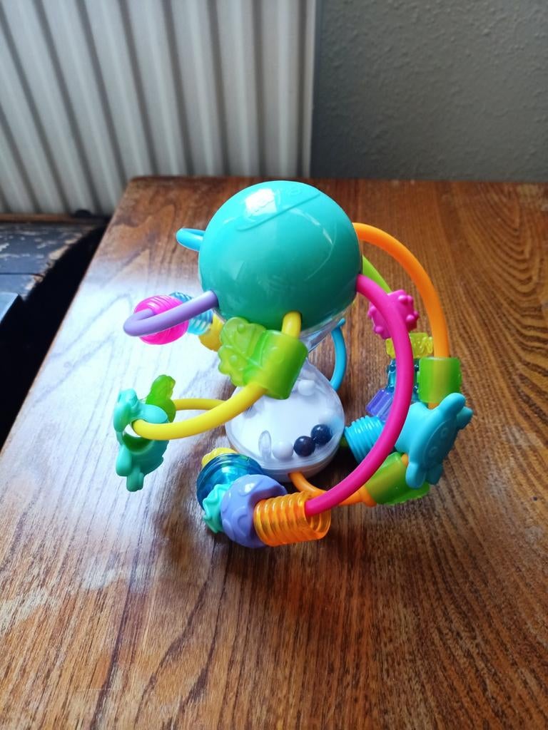 Vrolijke Baby Rammelaar Speelbal met Grijpringen, Kinderen en Baby's, Speelgoed | Babyspeelgoed, Zo goed als nieuw, Rammelaar