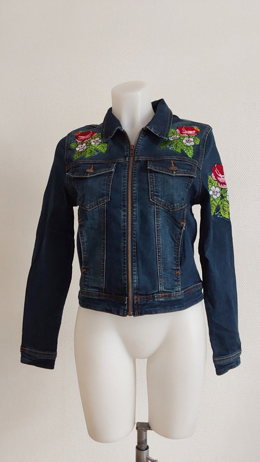 Leuke Tante Betsy spijkerjas maat S met bloemen borduursel, Tante Betsy, Blauw, Ophalen of Verzenden, Zo goed als nieuw