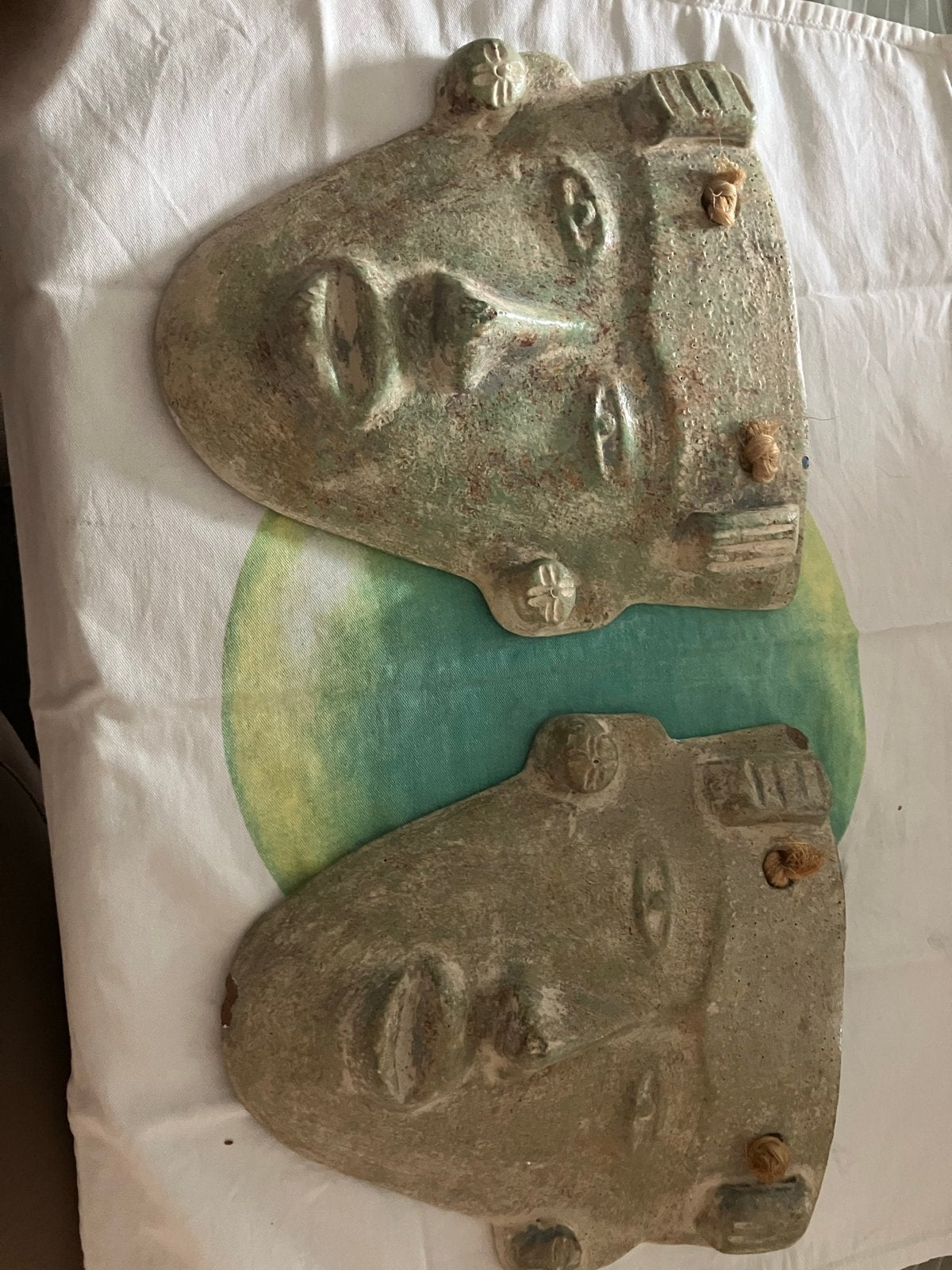 Set van 2 Maya-maskers van steen of keramiek, Overige onderwerpen, Handgemaakt, 20 - 50 cm, Steen of Keramiek