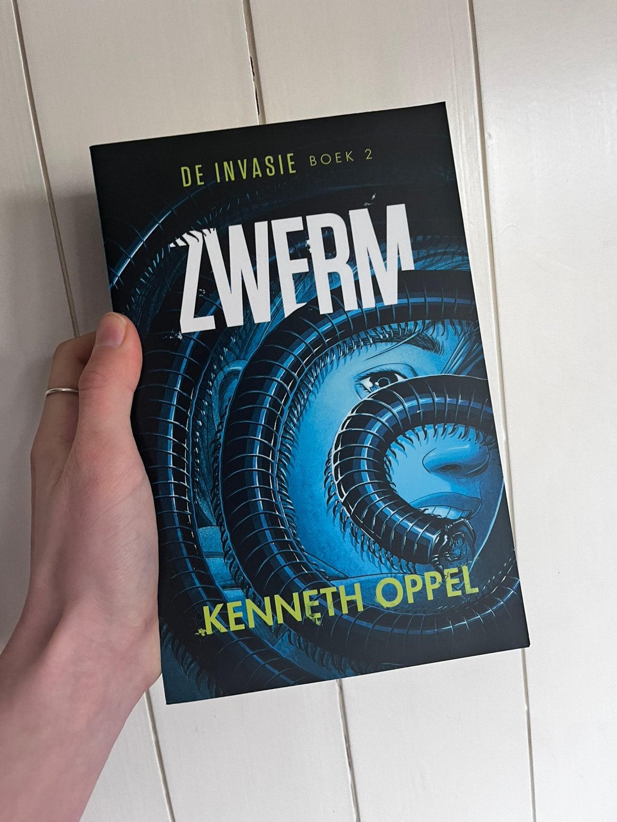 ZWERM - De Invasie Boek 2 - Kenneth Oppel, Boeken, Ophalen of Verzenden, Zo goed als nieuw