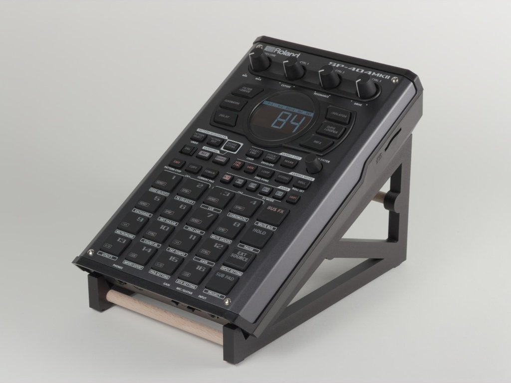 Standaard voor Roland SP-404MKII, op maat in eigen kleur, Verzenden, Sculpted Stands, Support@sculptedstands.com, Nieuw