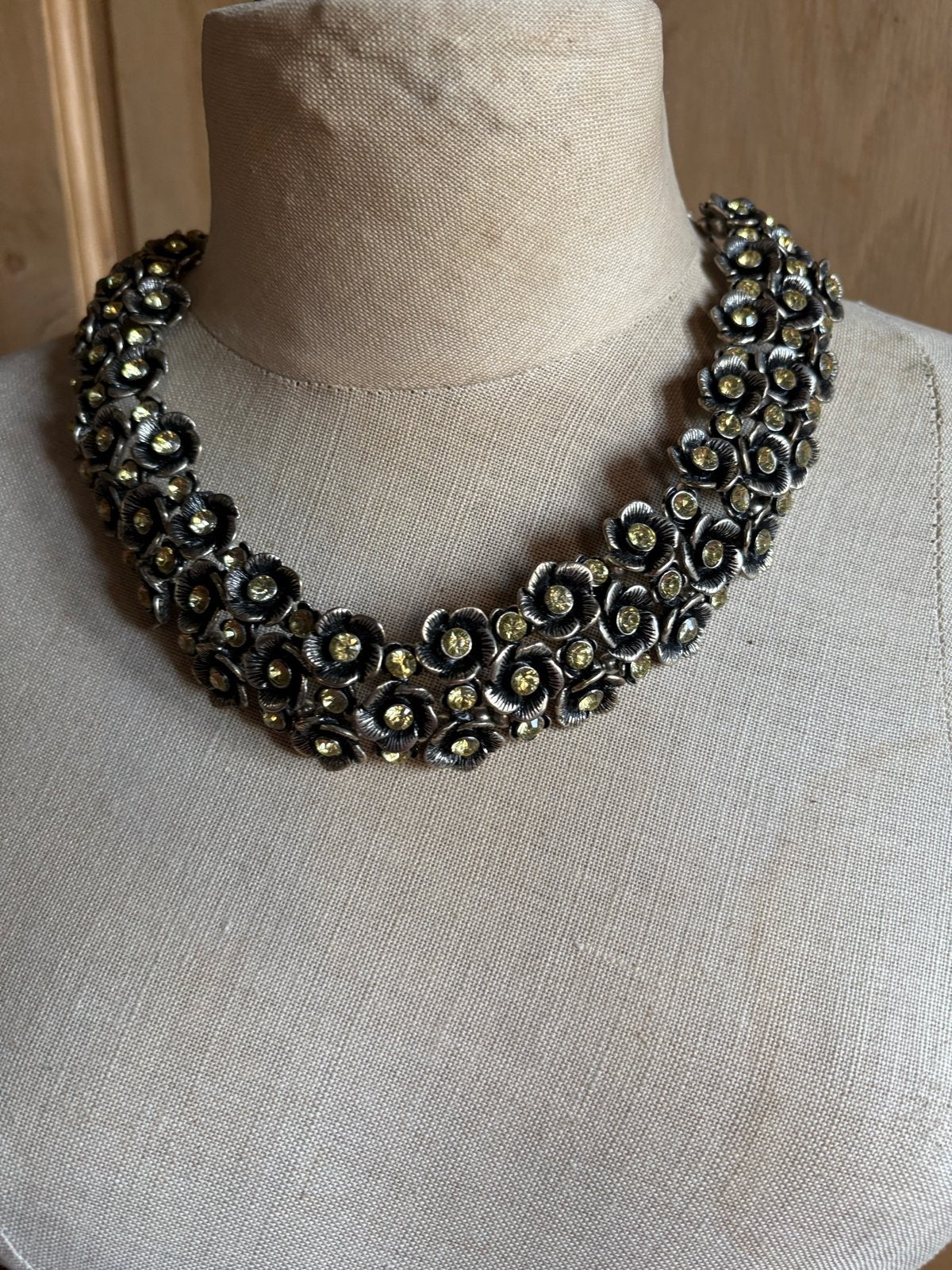 Zware ketting zilver/goudkleurig metaal met steentjes, Met kristal, Overige materialen, Gebruikt, Ophalen of Verzenden