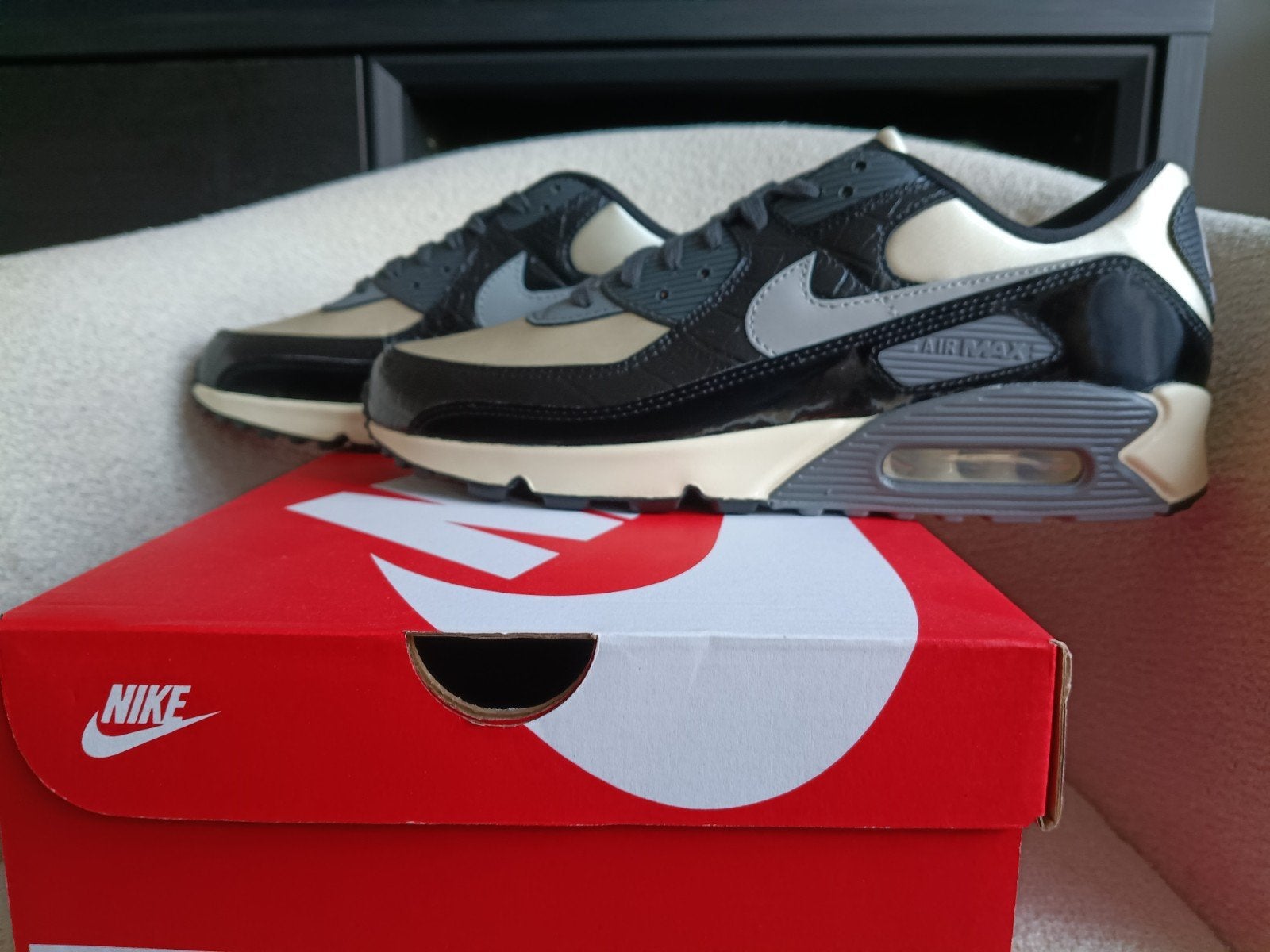 Nike Air Max 90 QS Smoke Grey Crocodile Nieuw & Orgineel 46, Kleding | Heren, Schoenen, Ophalen of Verzenden, Nieuw, Overige kleuren