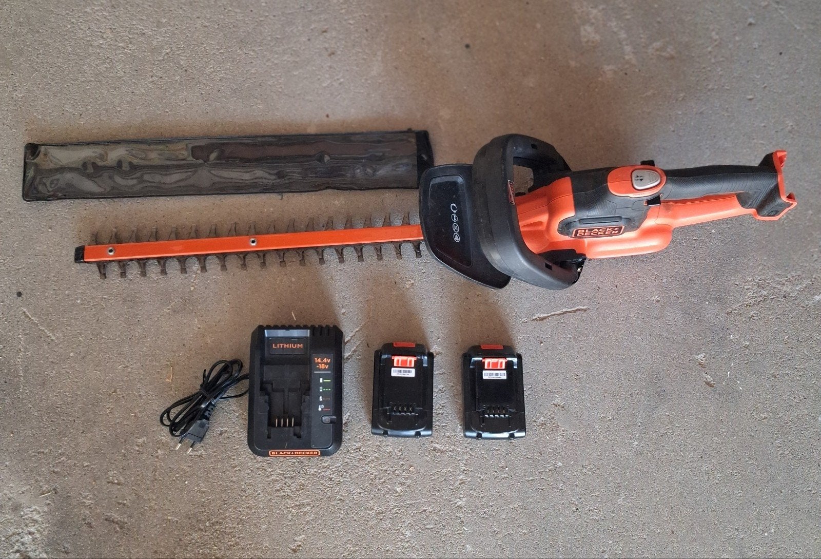 Accu heggenschaar Black+Decker met 2 accu's en snellader, Ophalen, Zo goed als nieuw, Accu, Black en Decker