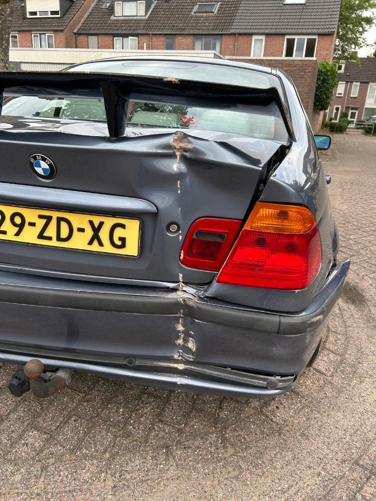(Schade auto) BMW 3-Serie 2.2 I 320 2001 Blauw, Auto's, BMW, 2171 cc, Achterwielaandrijving, Blauw, 1465 kg