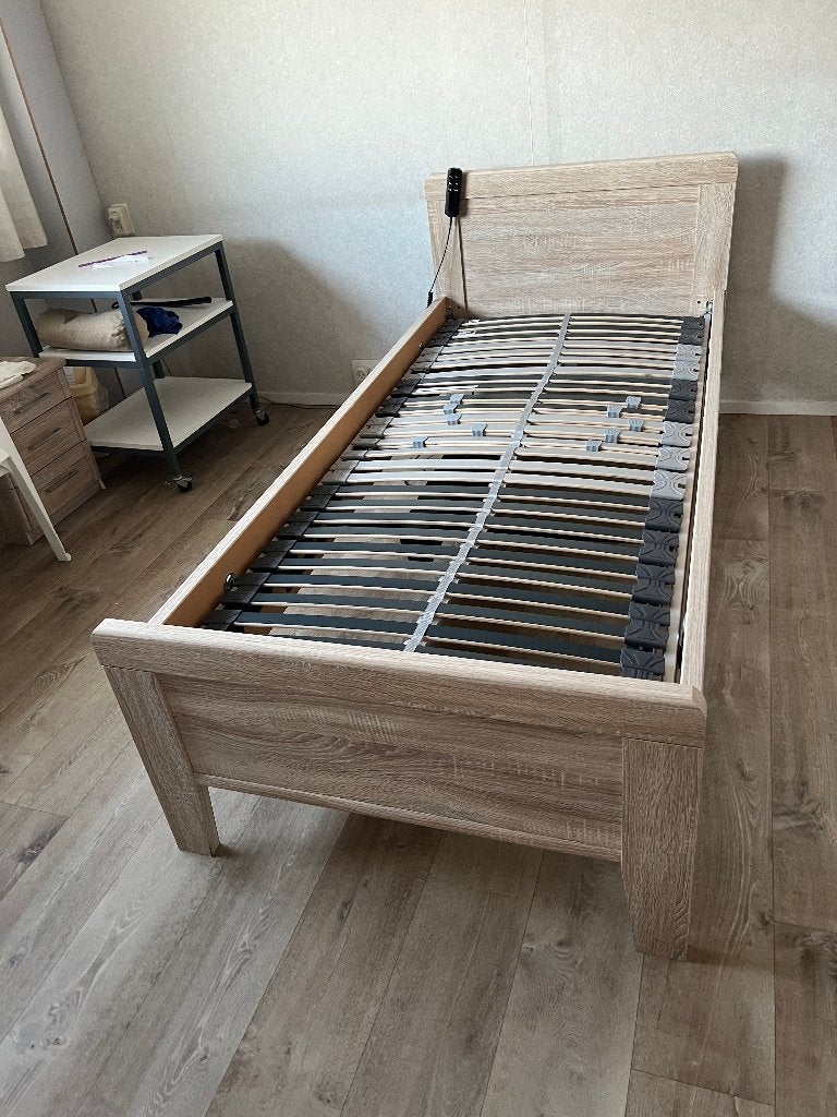 Seniorenbed 90x200cm met elektrisch verstelbare bodem, Huis en Inrichting, Slaapkamer | Bedden, Ophalen, Zie foto, 90 cm, Zo goed als nieuw