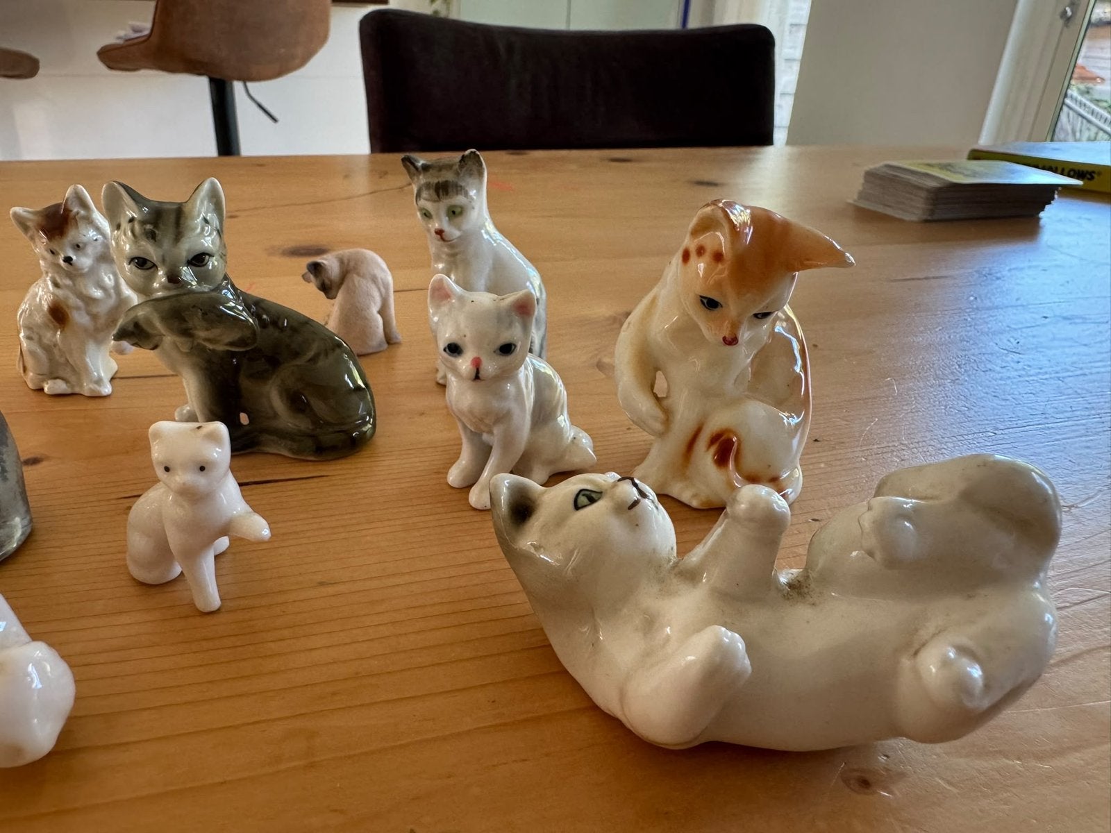 Verzameling van 15 porseleinen kattenbeeldjes, Verzamelen, Ophalen of Verzenden, Gebruikt, Overige soorten, Beeldje of Figuurtje