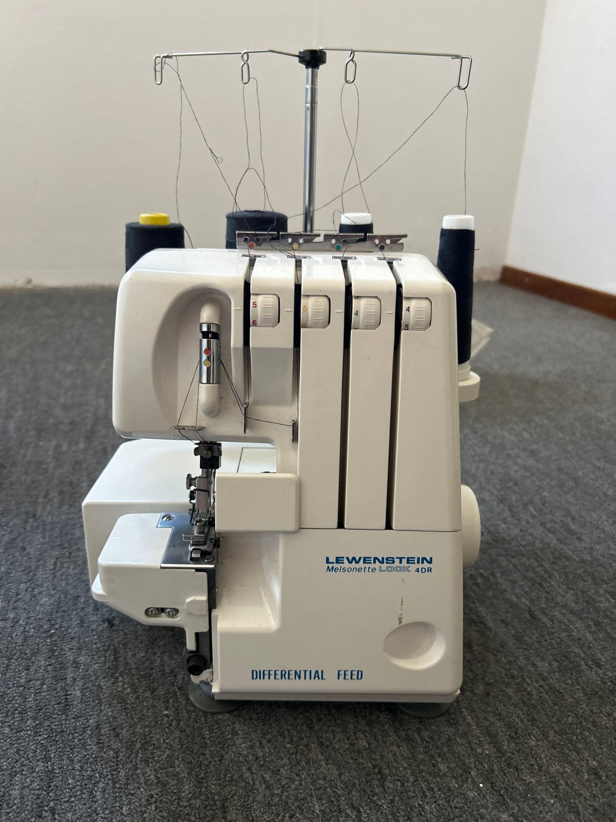 Lewenstein Melsonette Lock 4DR Lockmachine, Hobby en Vrije tijd, Naaimachines en Toebehoren, Gebruikt, Lockmachine, Lewenstein