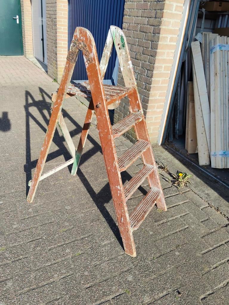 Oude schilders trap met verfspatters van hout, Doe-het-zelf en Verbouw, Ladders en Trappen, Ophalen, Gebruikt, Minder dan 2 meter