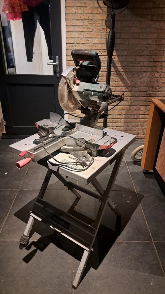 Metabo KGS 216 M Afkortzaag met onderstel, Doe-het-zelf en Verbouw, Ophalen, Gebruikt, 70 mm of meer, Afkortzaag