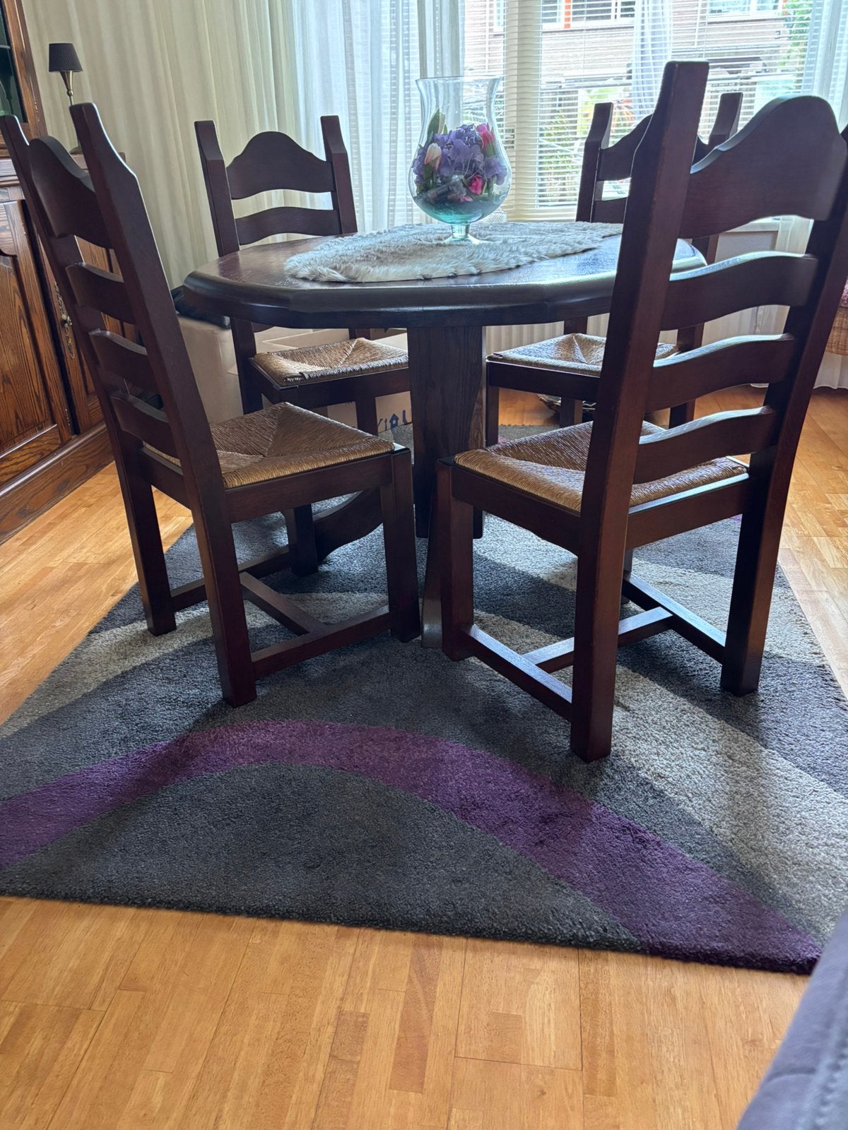 Massief eiken 8-hoekige eettafel met 4 rieten stoelen, Huis en Inrichting, Ophalen, Eikenhout, Zo goed als nieuw, Overige vormen