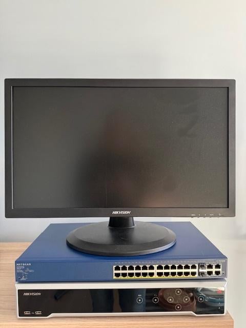 Hikvision 16 kanaals NVR + PoE swich, Audio, Tv en Foto, Videobewaking, Ophalen, Zo goed als nieuw