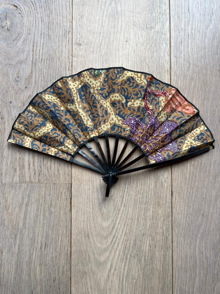 Vintage waaier batik stof klein Indonesisch antiek gekleurd, Ophalen of Verzenden