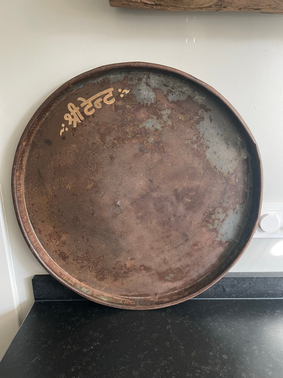 Decoratieve roestige metalen schaal met tekst, Ophalen of Verzenden