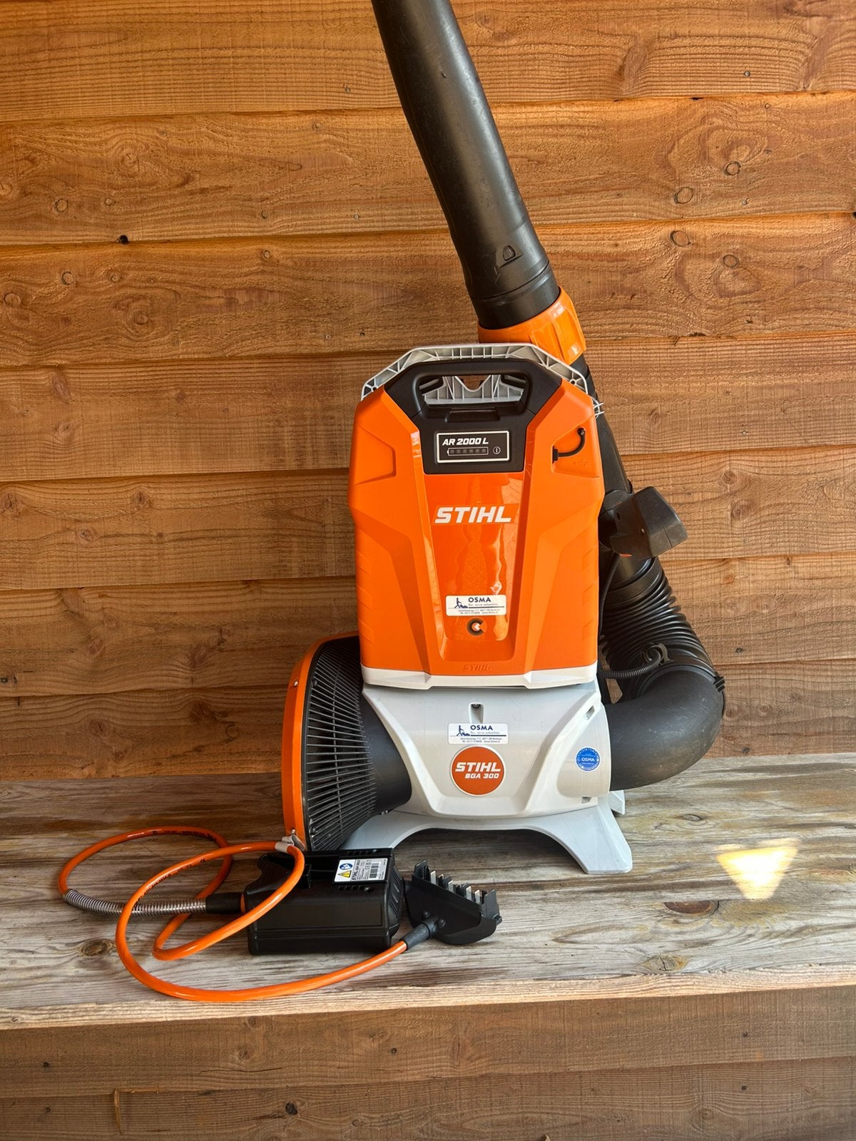 STIHL BGA 300 accu rugbladblazer complete set Demo, Ophalen of Verzenden, Zo goed als nieuw, Accu, Ruggedragen