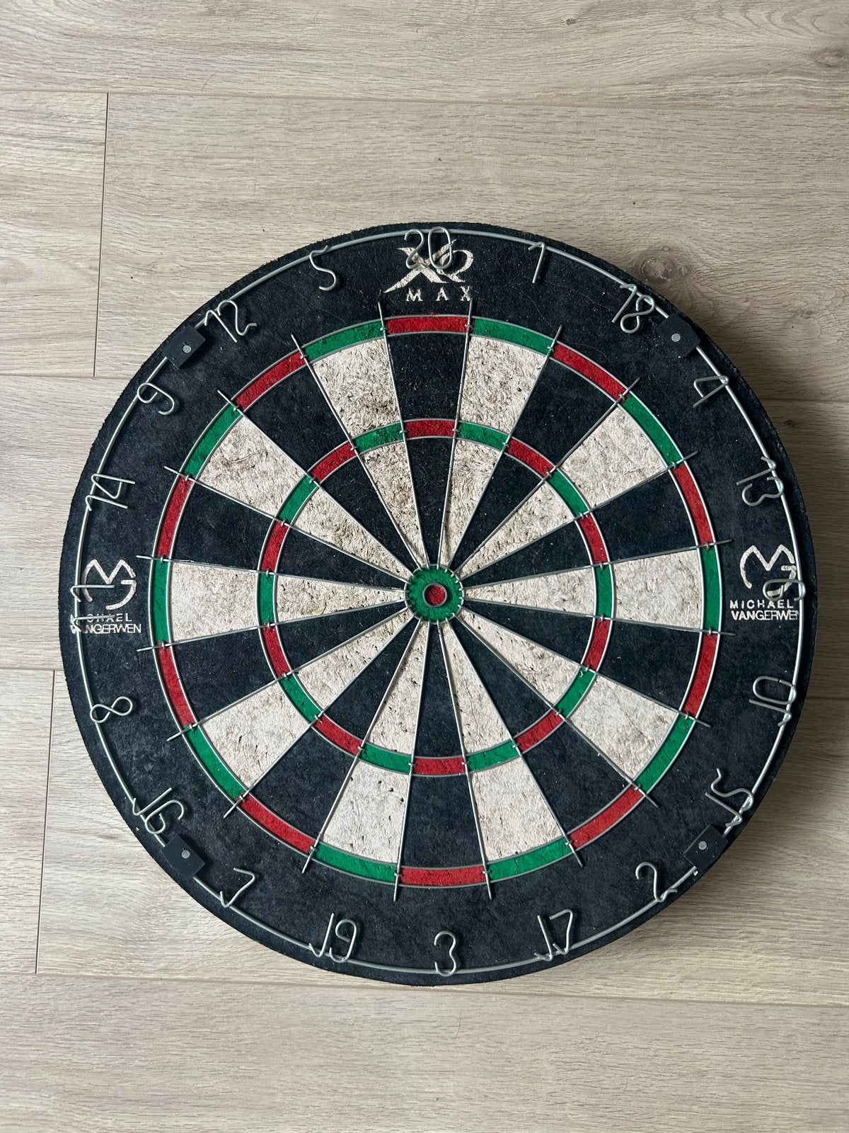 Dartbord met surround - Michael van Gerwen editie, Ophalen, Zo goed als nieuw, Dartbord met pijlen