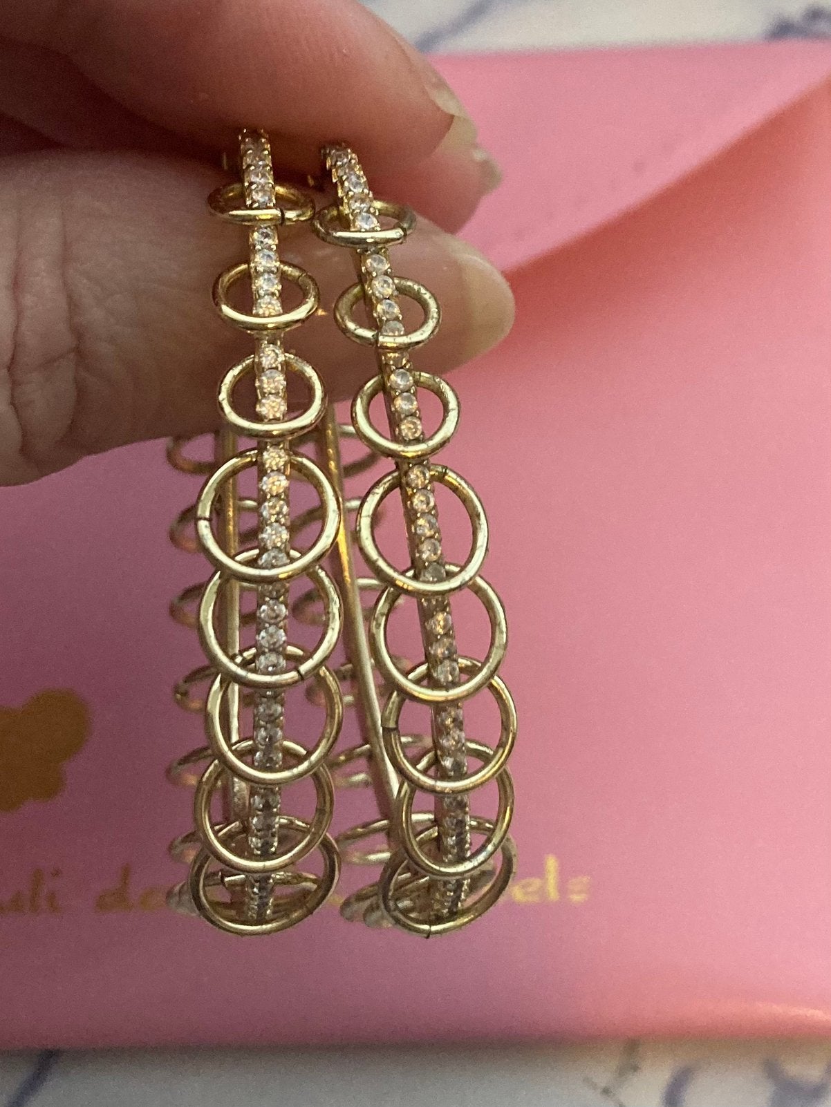 JULI DANS “VIOLET” HOOPS GOUDKLEURIG, Sieraden, Tassen en Uiterlijk, Oorbellen, Overige materialen, Hangers, Verzenden, Zo goed als nieuw