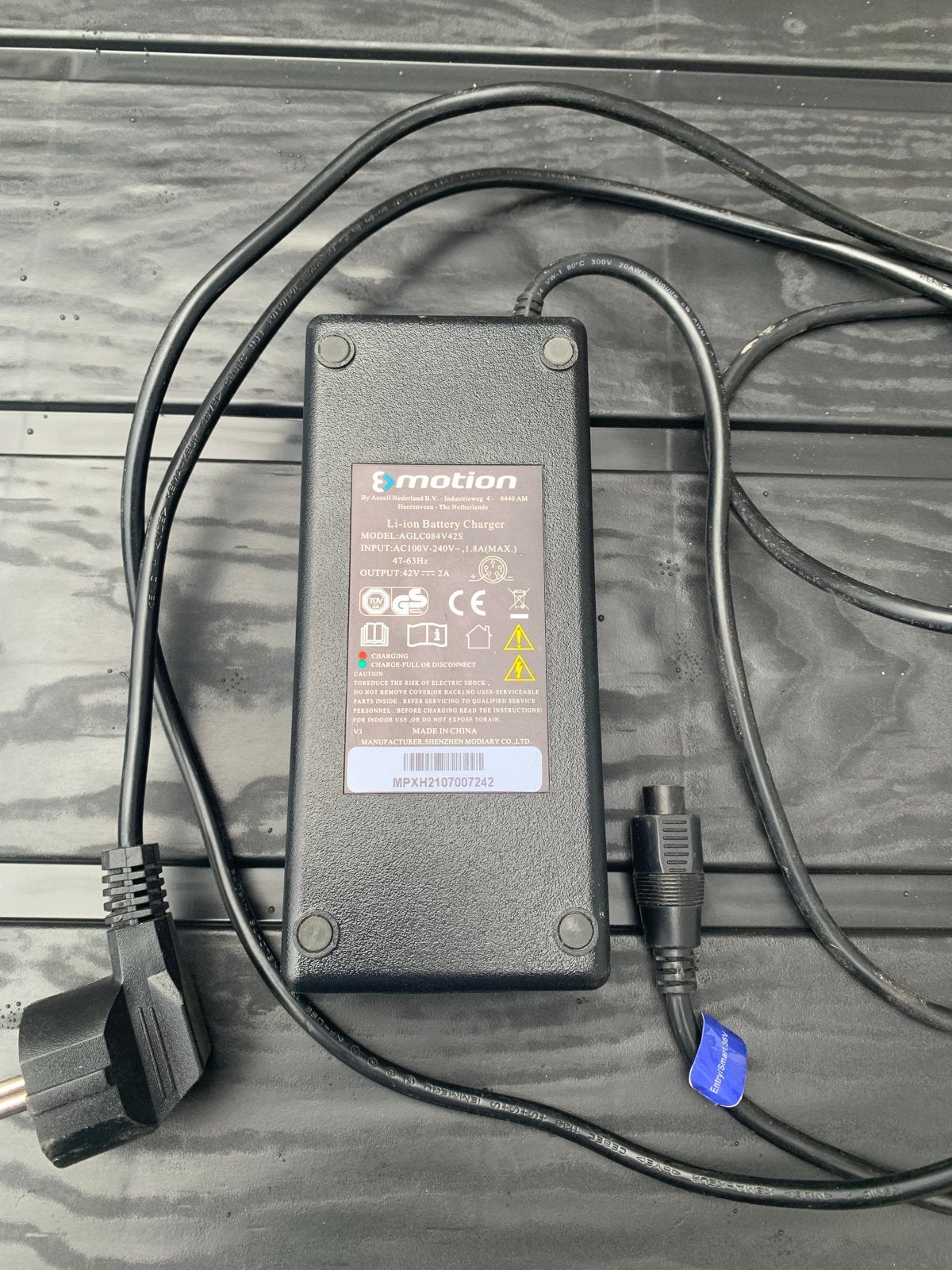 E-motion Li-ion Acculader 42V 2A (Model AGLC084428), Ophalen, Zo goed als nieuw
