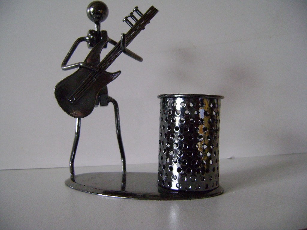 Gitaarspeler gemaakt van schroeven en moeren.15cm hoogte, Zilver, Ophalen of Verzenden, Metaal, Pop/figuur