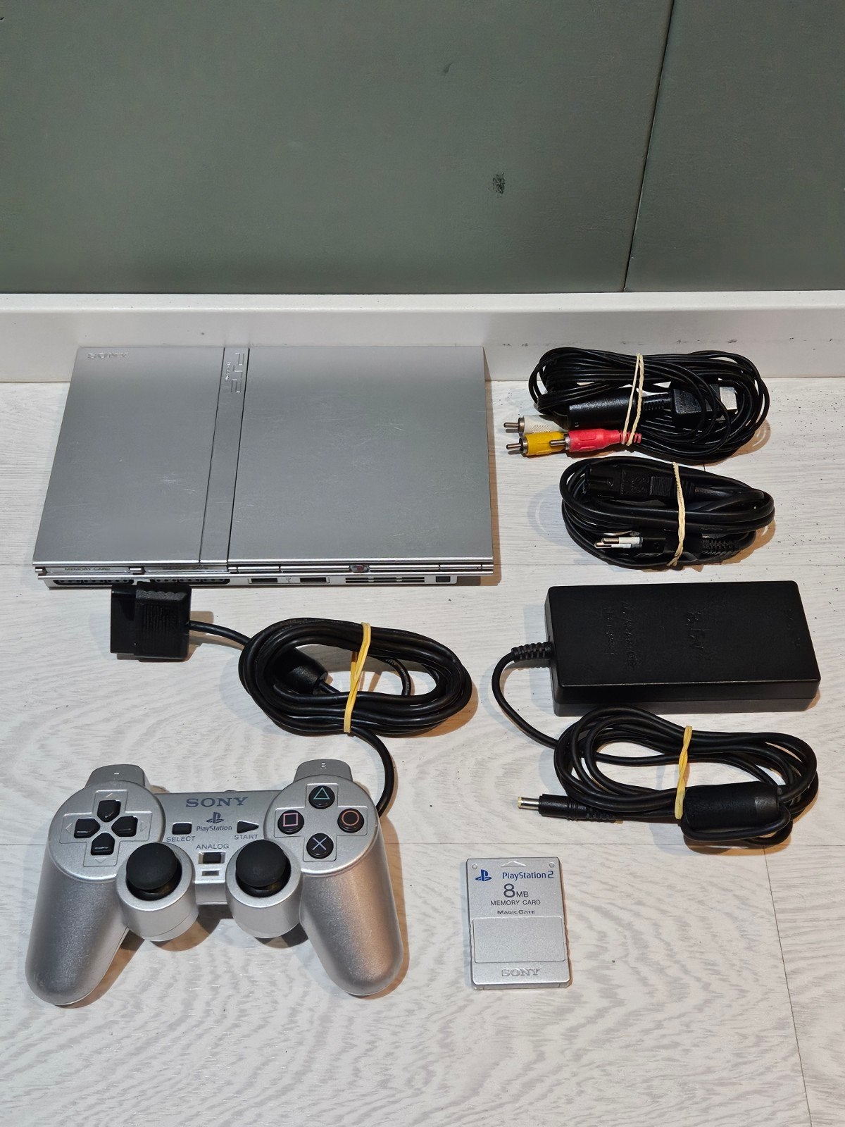Sony PS2 Slim Satin Silver, Spelcomputers en Games, Ophalen of Verzenden, Zo goed als nieuw, Met geheugenkaart, Met 1 controller