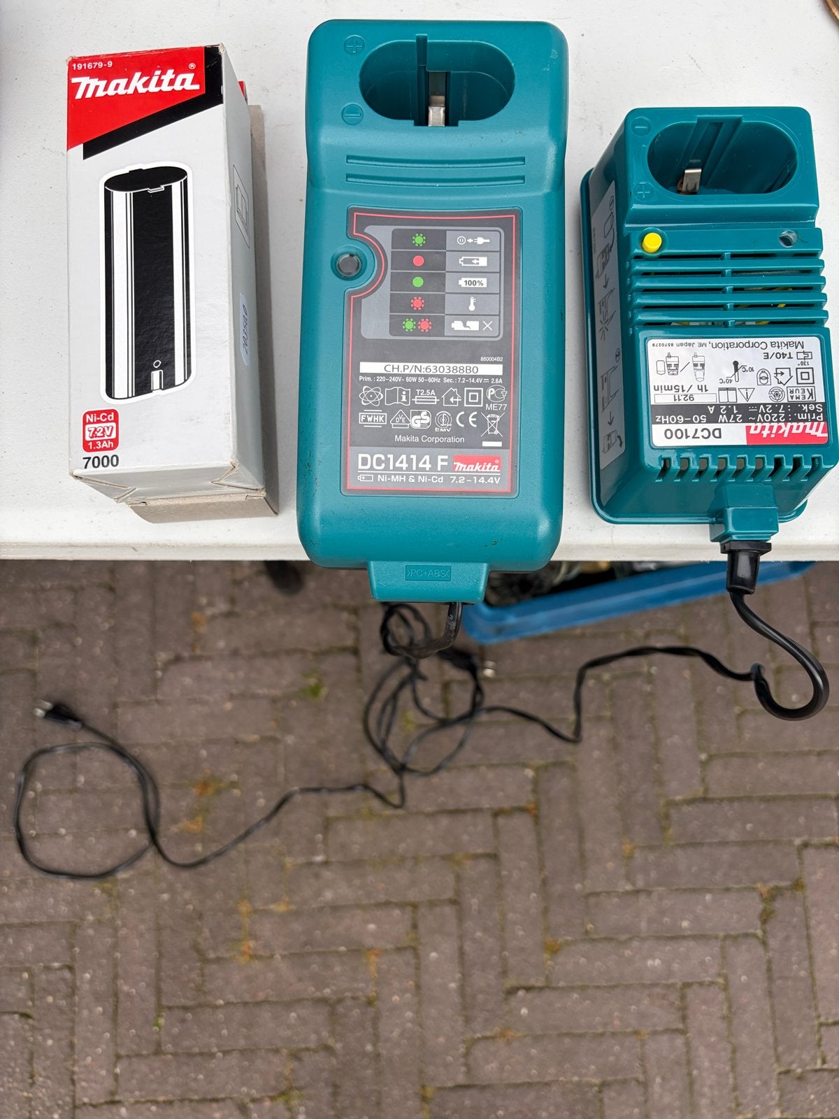 Makita DC1414F en DC7100 Opladers met 2 Nieuwe Batterijen, Doe-het-zelf en Verbouw, Gereedschap | Boormachines, Ophalen, Zo goed als nieuw