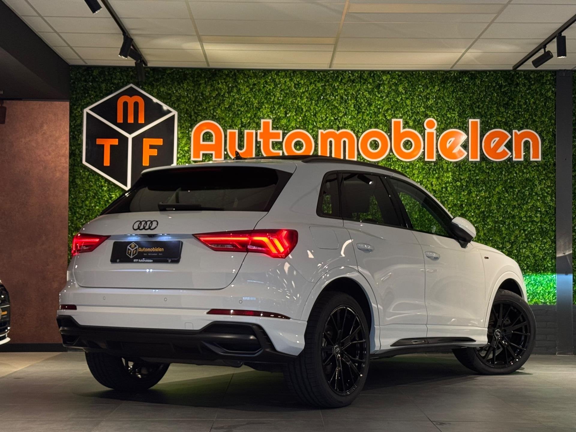 Audi Q3 40 TFSI QUATTRO S-LINE |B&O|PANO|MATRIX|Audi Exclusi, Auto's, Audi, Automaat, Gebruikt, Wit, 14 km/l