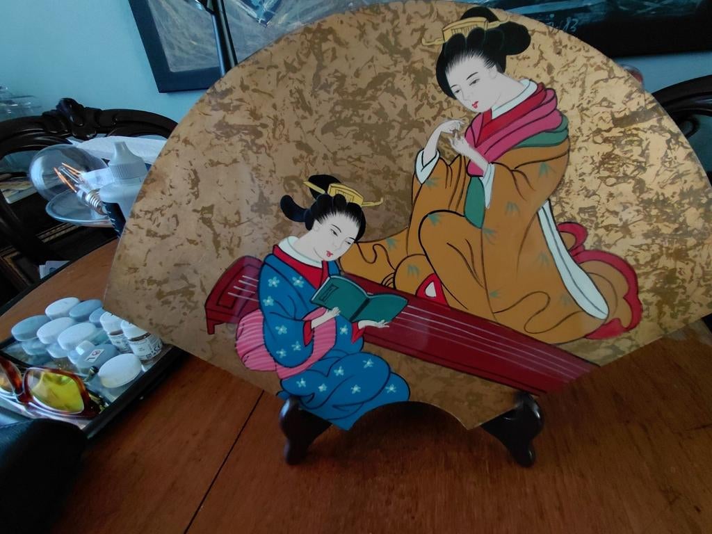 Japanse decoratie: Geisha's op houten waaier met standaard, Antiek en Kunst, Ophalen of Verzenden