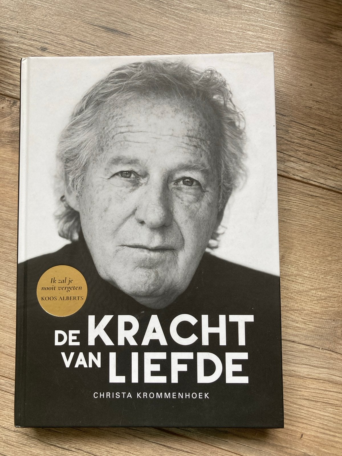 De Kracht van Liefde - Koos Alberts biografie, Boeken, Ophalen of Verzenden, Zo goed als nieuw, Overige