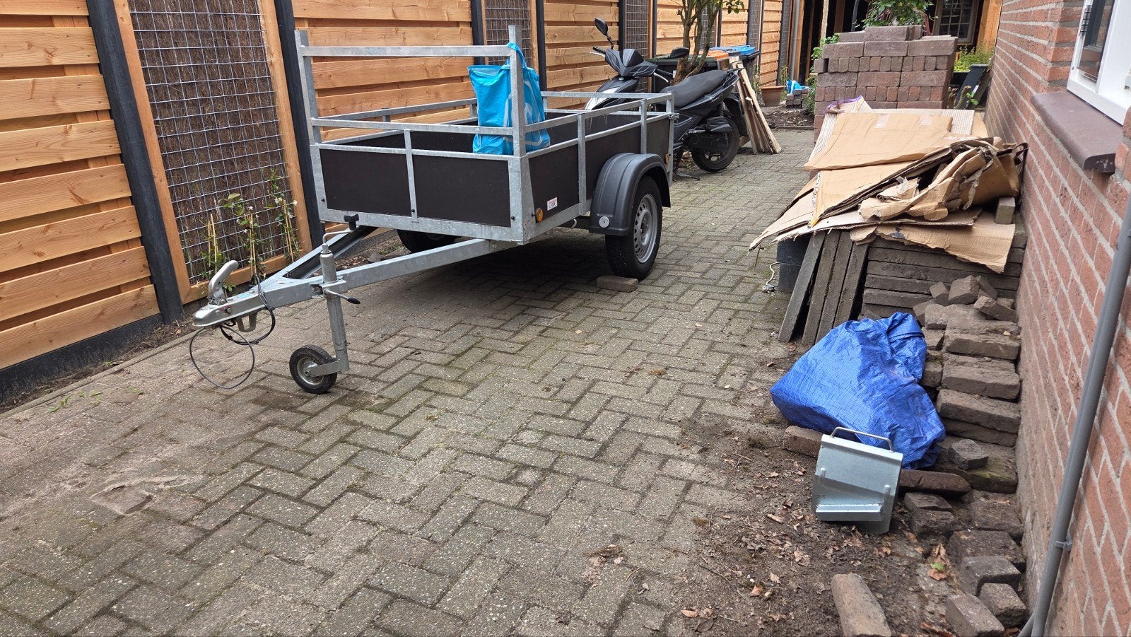 Gratis betonklinkers en waaltjes totaal ca. 90 m2, Doe-het-zelf en Verbouw, Ophalen, Rolsteiger of Kamersteiger, 5 meter of hoger