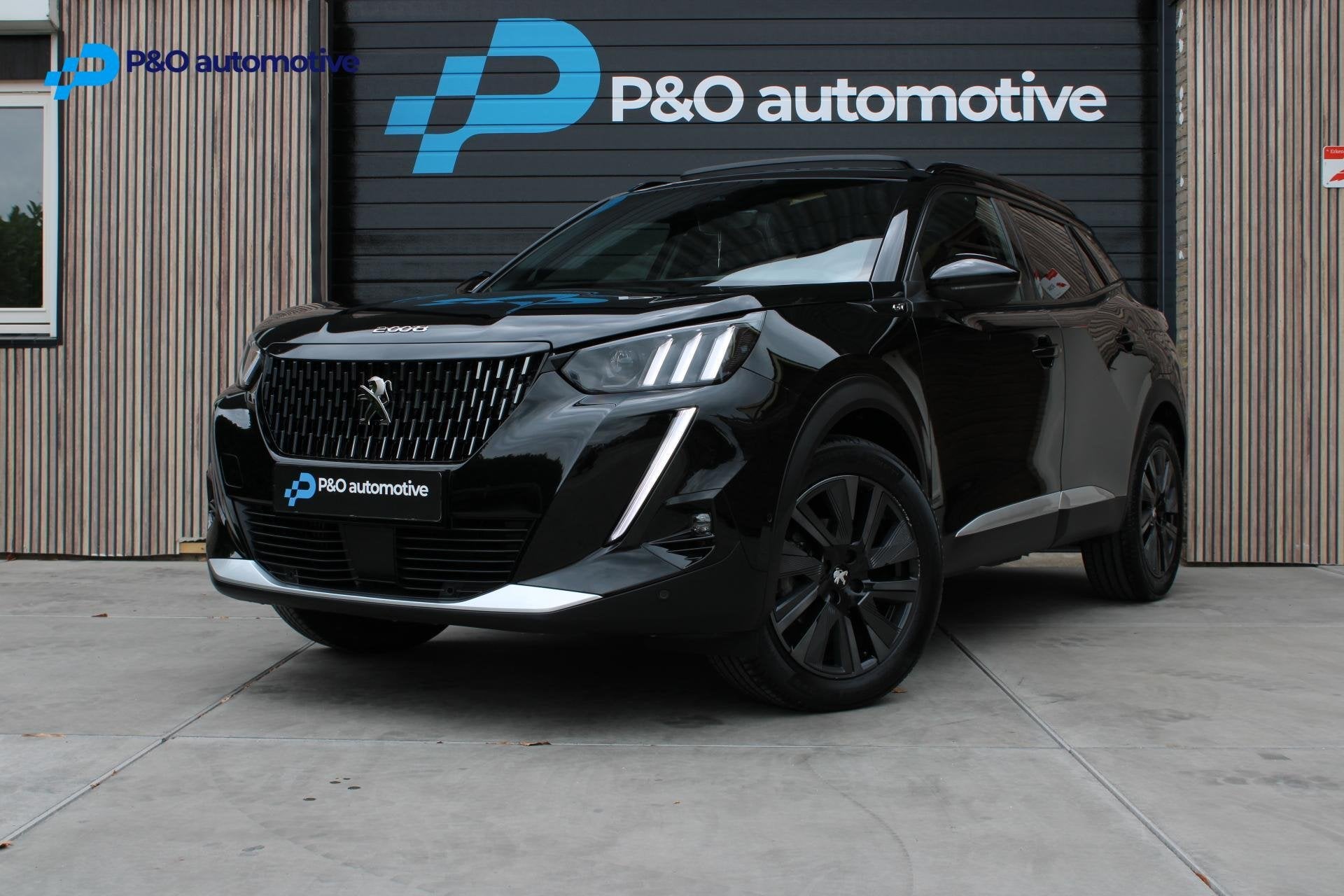 Peugeot 2008 1.2 PureTech GT PANO | MASSAGE | LEDER | STOELV, Gebruikt, 1199 cc, Met garantie (alle), Zwart