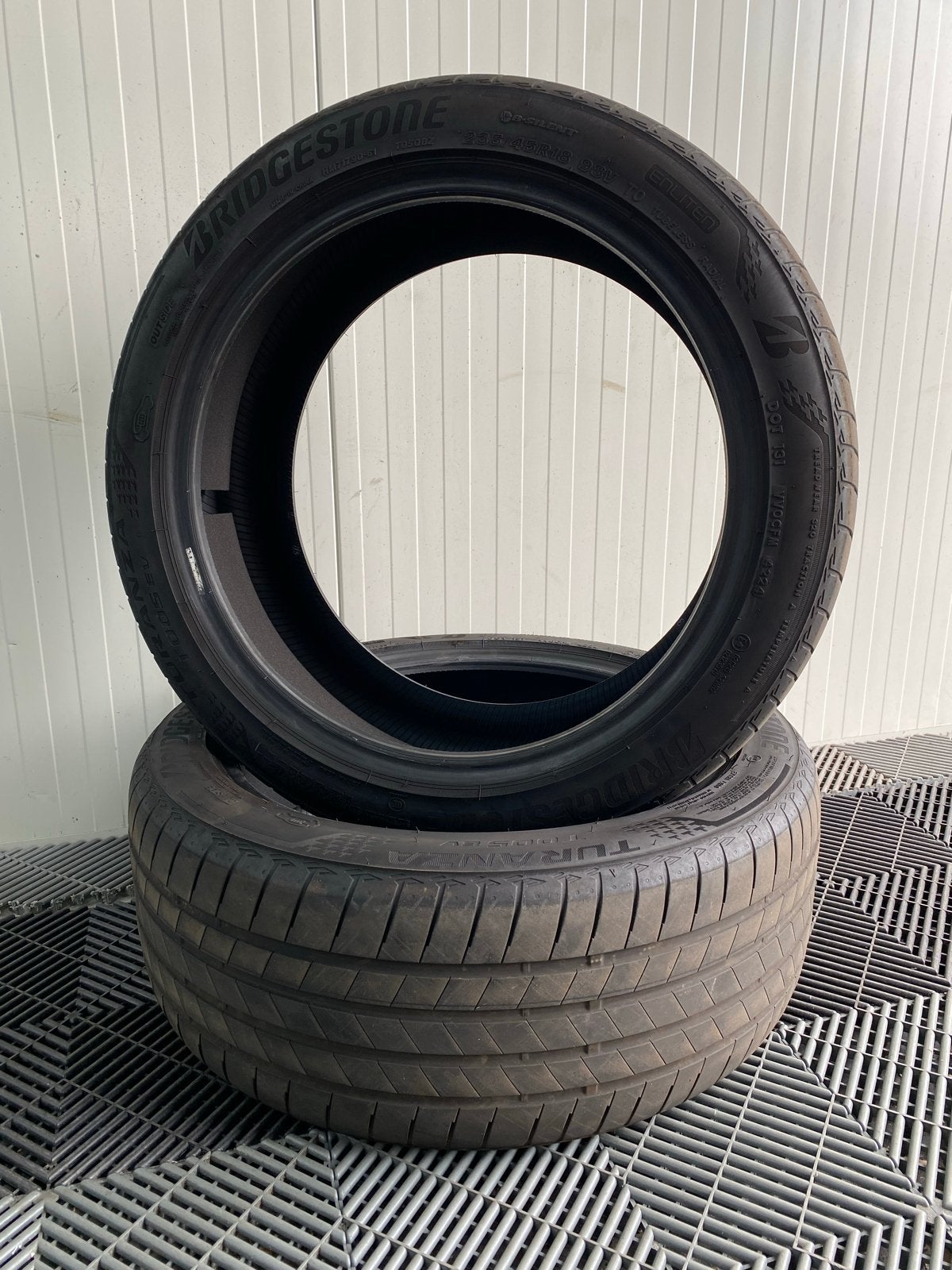 Tesla Banden - Bridgestone 235/45R18 98V T050BZ (2 stuks), Ophalen