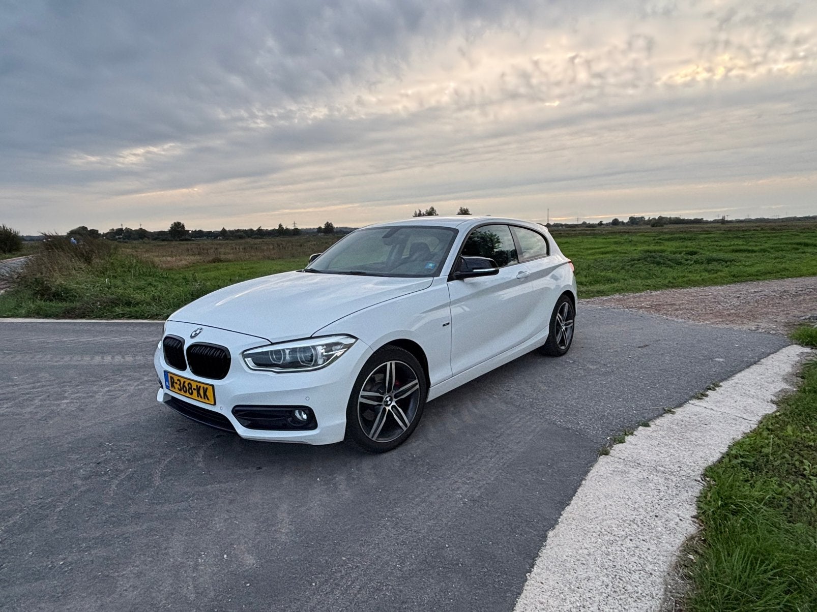 BMW 116i Essential | CarPlay | Stoelverwarming | PDC V+A, Auto's, 1-Serie, Stof, Zwart, Wit