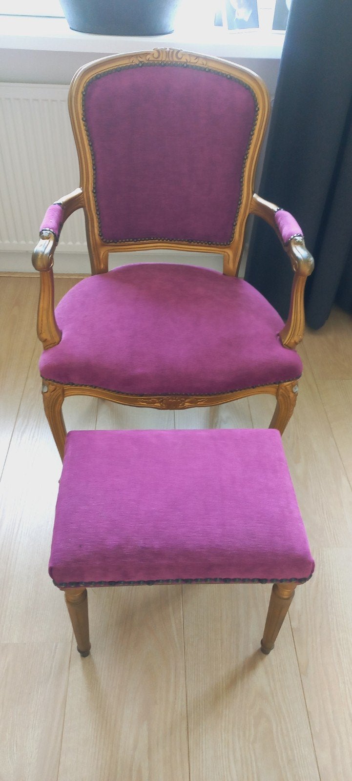 Antieke stoel met poef - Paars fluweel en goudkleurig hout, Ophalen, Gebruikt, 75 tot 100 cm, Klassiek, Antiek, Barok