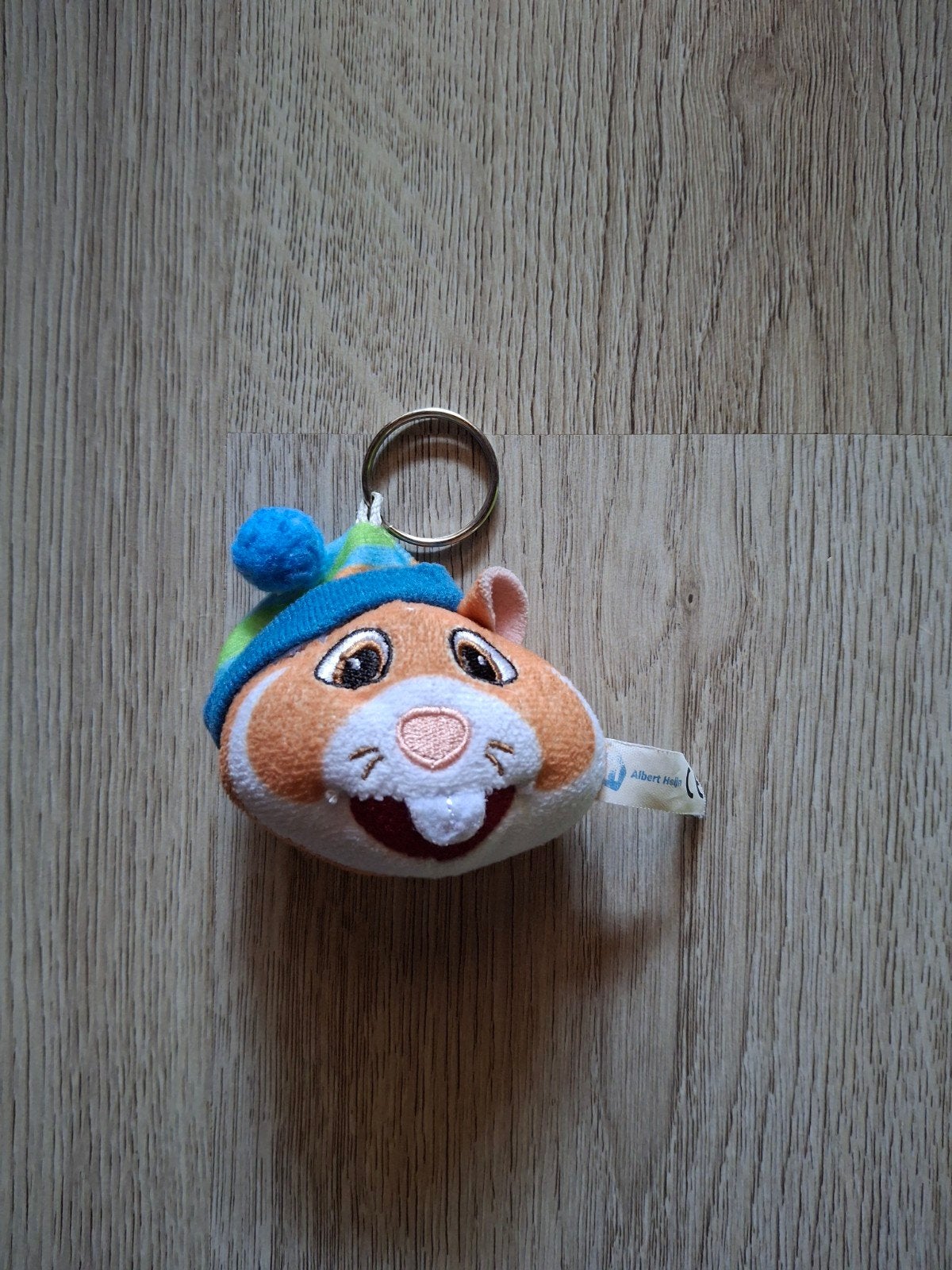 Schattige knuffel sleutelhanger hamster met wintermuts AH, Overige typen, Ophalen of Verzenden, Meerkleurig, Klein (minder dan 20 cm)