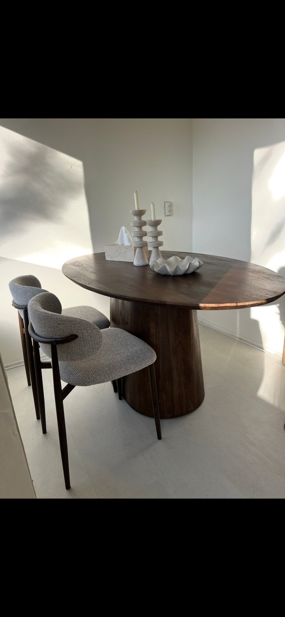 Walnoot ovale japandi tafel met 4 Leen Bakker stoelen, Ophalen, 200 cm of meer, 50 tot 100 cm, Zo goed als nieuw