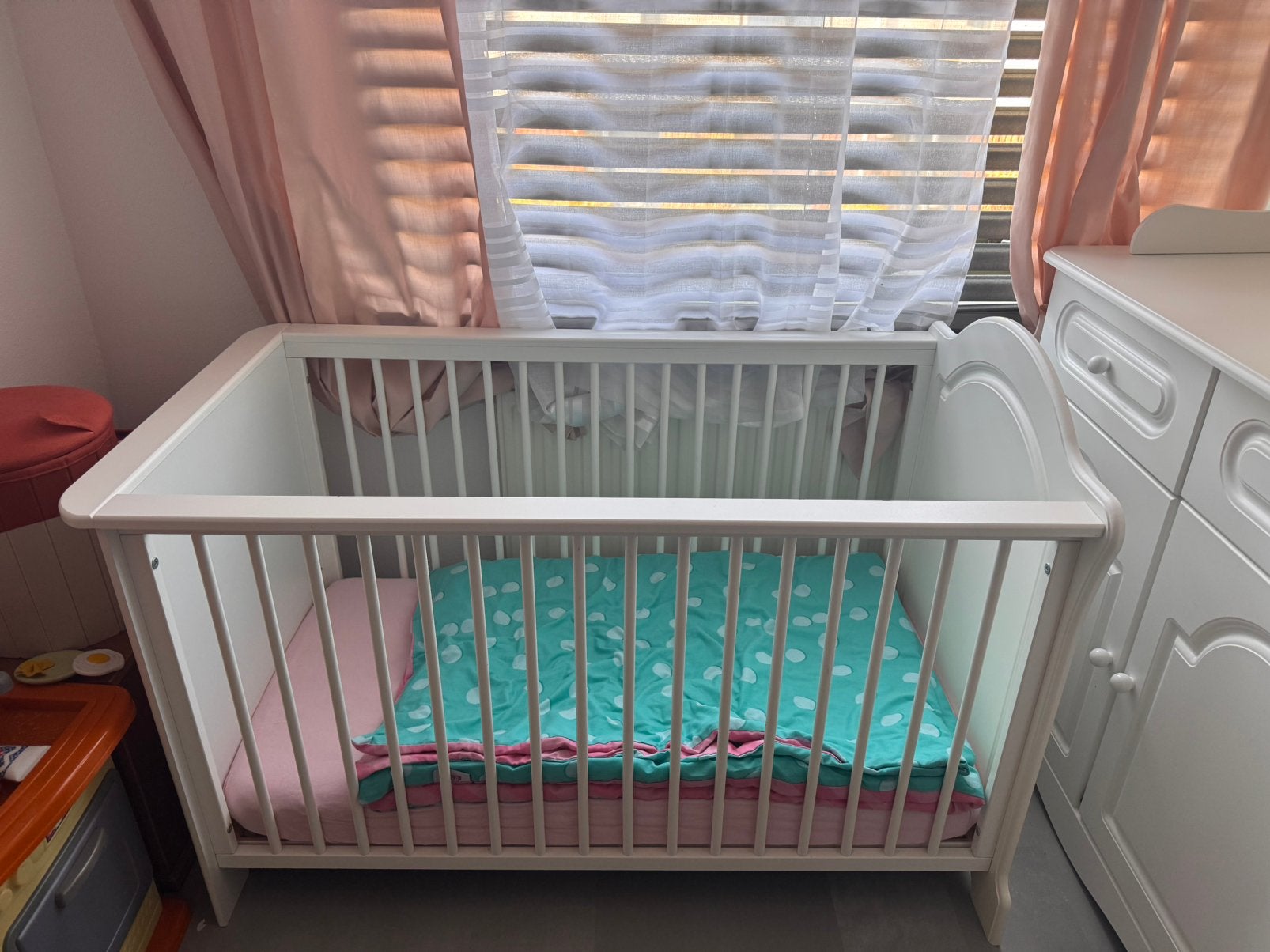 Set witte commode kast met lades en baby bedje, Ophalen of Verzenden, Zo goed als nieuw, Minder dan 140 cm, Minder dan 70 cm