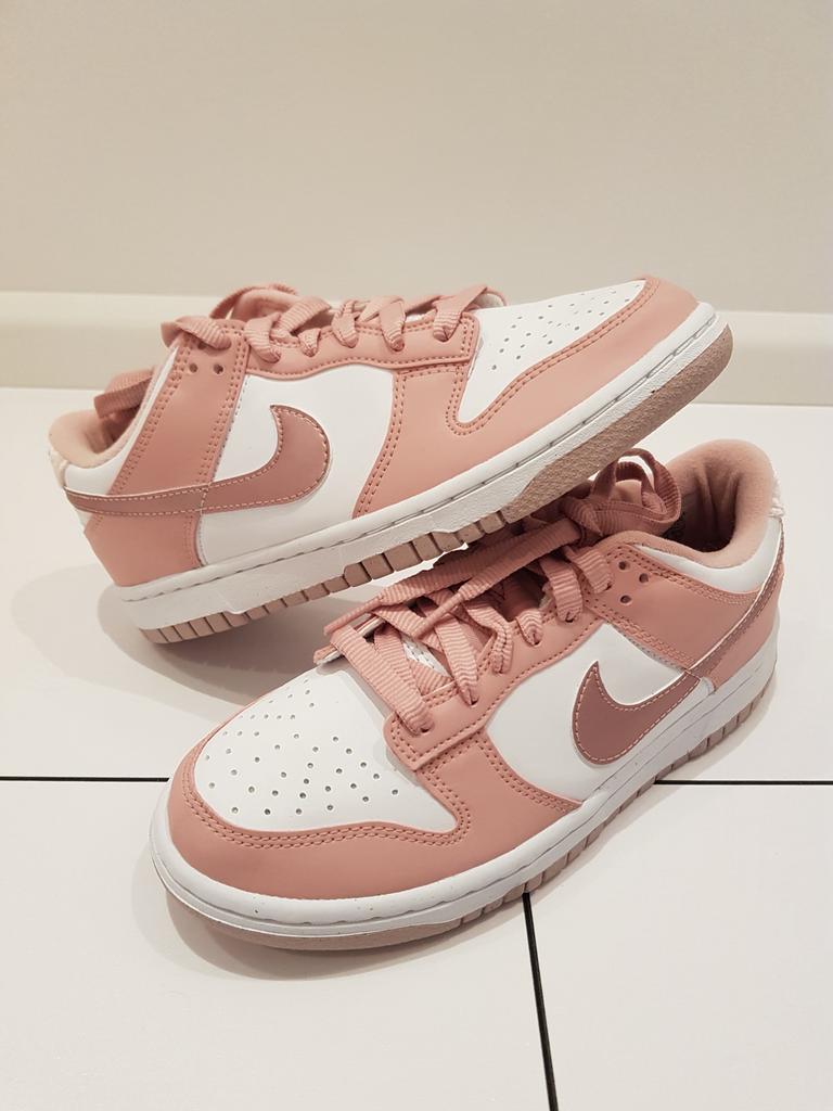 Nike dunk low pink velvet maat 38.5/39, Kleding | Dames, Schoenen, Ophalen of Verzenden, Nieuw, Zwart, Sneakers of Gympen