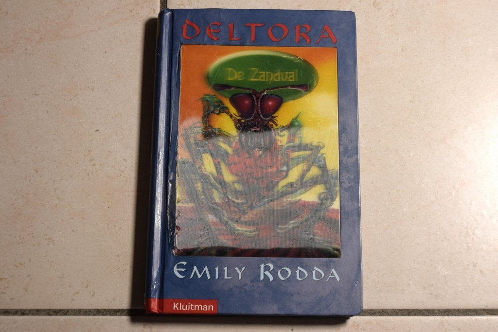DELTORA De Zandval / Emily Rodda deel 4 , Boeken, Ophalen of Verzenden, Gelezen, Fictie
